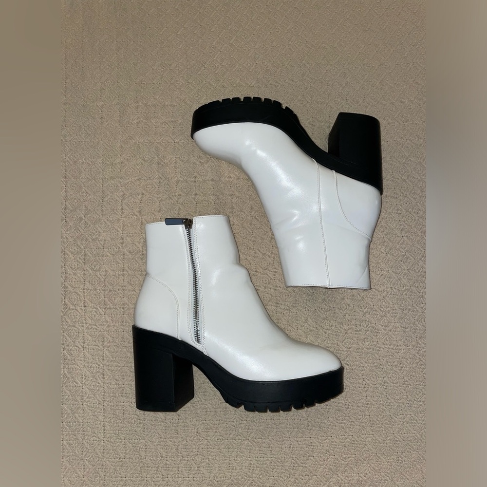 French Connection White Black Pleather Jasmine Ankle Zipper Booties Size 8